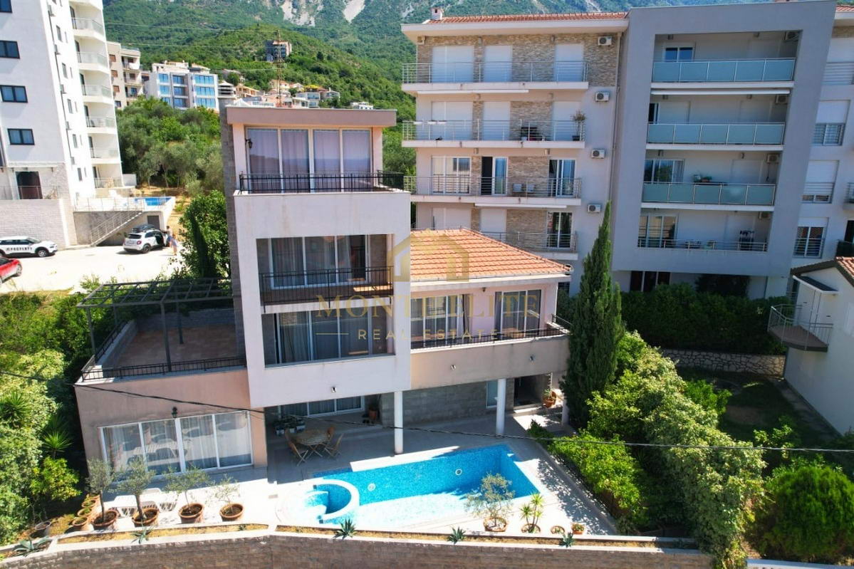 Višespratna vila sa bazenom i uređenim vrtom – Ivanovići, Bečići